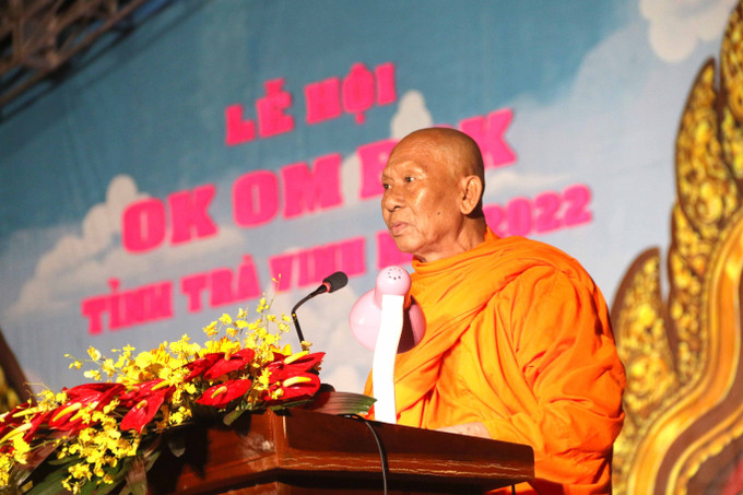 Hòa thượng Thạch Sok Xane, Phó Chủ tịch Hội đồng Trị sự Giáo hội Phật giáo Việt Nam, Chủ tịch Hội Đoàn kết sư sãi yêu nước tỉnh Trà Vinh phát biểu tại buổi lễ. Ảnh: Thanh Hòa – TTXVN Hàng nghìn người dân, du khách vui lễ hội Ok Om Bok cùng đồng bào Khmer ảnh 5