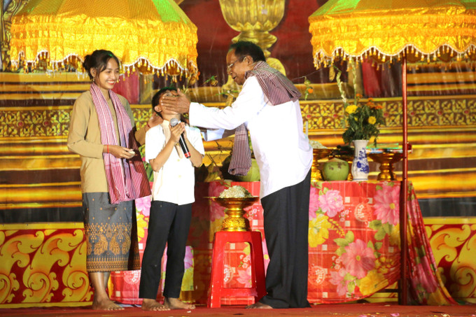 Nghi thức đút cốm dẹp cho trẻ em trong Lễ cúng trăng. Ảnh: Thanh Hòa – TTXVN Hàng nghìn người dân, du khách vui lễ hội Ok Om Bok cùng đồng bào Khmer ảnh 4