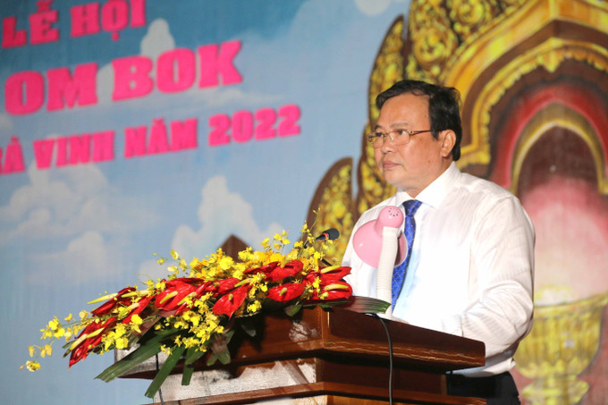 Chủ tịch UBND tỉnh Trà Vinh Lê Văn Hẳn phát biểu tại buổi lễ. Ảnh: Thanh Hòa- TTXVN Hàng nghìn người dân, du khách vui lễ hội Ok Om Bok cùng đồng bào Khmer ảnh 1