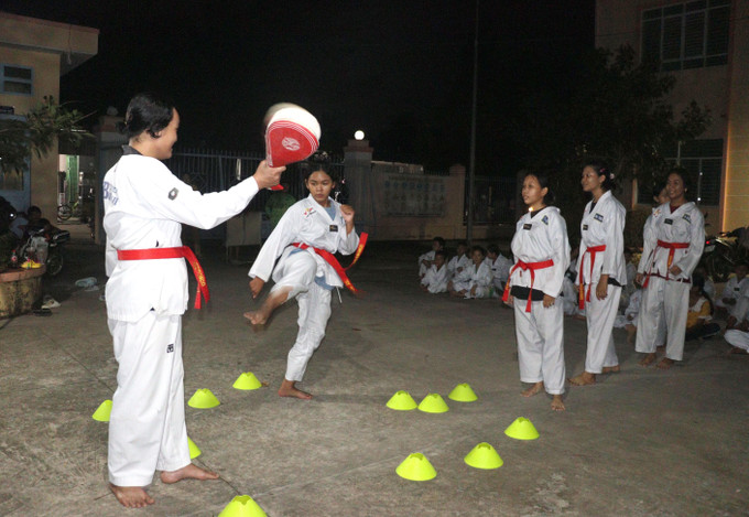 Các em học sinh đồng bào dân tộc Khmer tại Đông Bình, thị xã Bình Minh, tinh Vĩnh Long tham gia tập luyện môn Teakwondo. Ảnh: Lê Thúy Hằng - TTXVN Vĩnh Long: Quan tâm phát triển thể dục, thể thao vùng đồng bào Khmer ảnh 4
