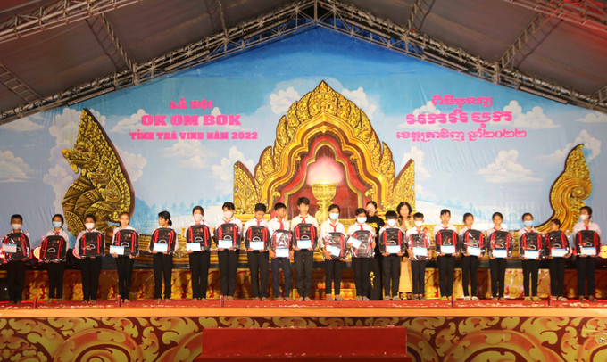 Học sinh Khmer nghèo hiếu học nhận học bổng tại buổi lễ. Ảnh: Thanh Hòa- TTXVN Hàng nghìn người dân, du khách vui lễ hội Ok Om Bok cùng đồng bào Khmer ảnh 6