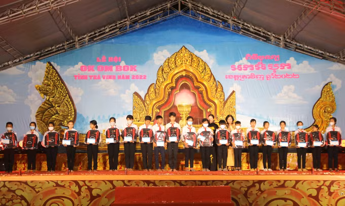 Hàng nghìn người dân, du khách vui lễ hội Ok Om Bok cùng đồng bào Khmer ảnh 6