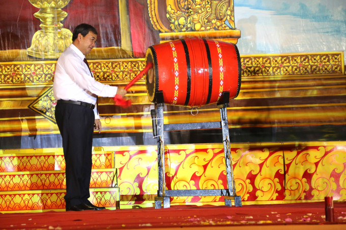 Phó Bí thư thường trực Tỉnh ủy Trà Vinh Kim Ngọc Thái đánh trống khai lễ. Ảnh: Thanh Hòa - TTXVN Hàng nghìn người dân, du khách vui lễ hội Ok Om Bok cùng đồng bào Khmer ảnh 2