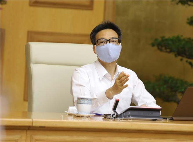 Phó Thủ tướng Vũ Đức Đam phát biểu kết luận cuộc họp. Ảnh: Văn Điệp - TTXVN Dịch COVID-19: Kiên trì nguyên tắc "Ngăn chặn, phát hiện, truy vết-cách ly, khoanh vùng-dập dịch, điều trị hiệu quả" ảnh 3