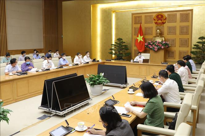 Phó Thủ tướng Vũ Đức Đam chủ trì họp Ban Chỉ đạo về công tác phòng, chống dịch hiện nay. Ảnh: Văn Điệp - TTXVN Dịch COVID-19: Kiên trì nguyên tắc "Ngăn chặn, phát hiện, truy vết-cách ly, khoanh vùng-dập dịch, điều trị hiệu quả" ảnh 2