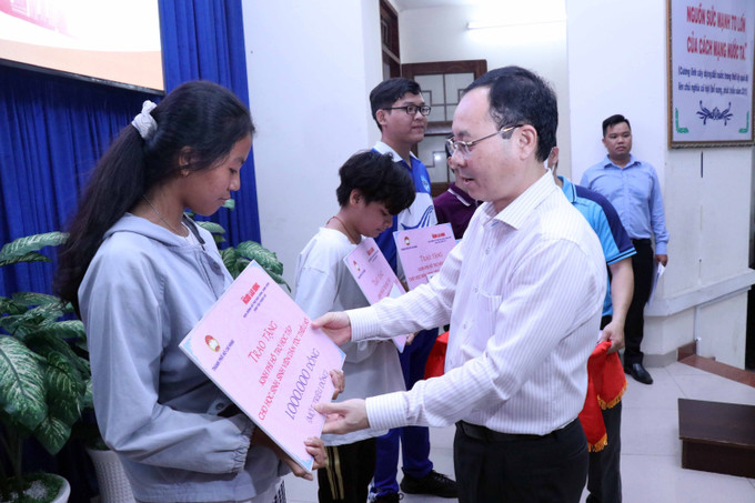 Ông Nguyễn Văn Hiếu, Phó Bí thư Thành ủy Thành phố Hồ Chí Minh trao kinh phí hỗ trợ học tập cho học sinh Khmer có hoàn cảnh khó khăn. Ảnh: Xuân Khu-TTXVN Thành phố Hồ Chí Minh: Tặng quà cho đồng bào Khmer nhân dịp Tết cổ truyền Chol Chnam Thmey ảnh 1