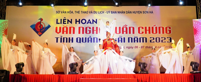 Tiết mục trình diễn tại Liên hoan. Ảnh: TTXVN phát Quảng Ngãi: Khai mạc Liên hoan văn nghệ quần chúng ảnh 1