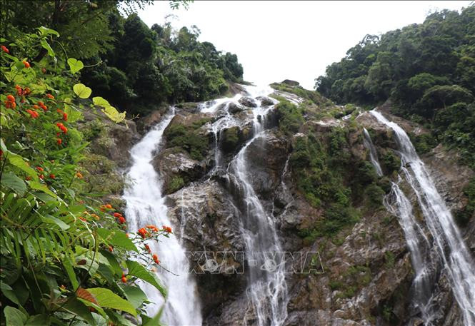 Thác Trắng nằm trên địa bàn huyện Minh Long cách trung tâm thành phố Quảng Ngải hơn 20km về phía Tây Nam. Ảnh: Phạm Cường-TTXVN Quảng Ngãi đưa du lịch trở thành ngành kinh tế mũi nhọn ảnh 1