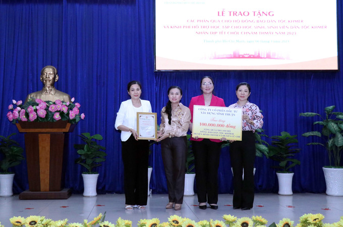 Bà Phan Kiều Thanh Hương (thứ 2 từ trái sang), Phó Chủ tịch Ủy ban MTTQ Việt Nam Thành phố trao thư cảm ơn cho đại diện nhà hảo tâm. Ảnh: Xuân Khu-TTXVN Thành phố Hồ Chí Minh: Tặng quà cho đồng bào Khmer nhân dịp Tết cổ truyền Chol Chnam Thmey ảnh 3