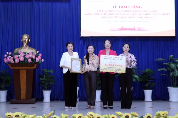 Thành phố Hồ Chí Minh: Tặng quà cho đồng bào Khmer nhân dịp Tết cổ truyền Chol Chnam Thmey ảnh 3