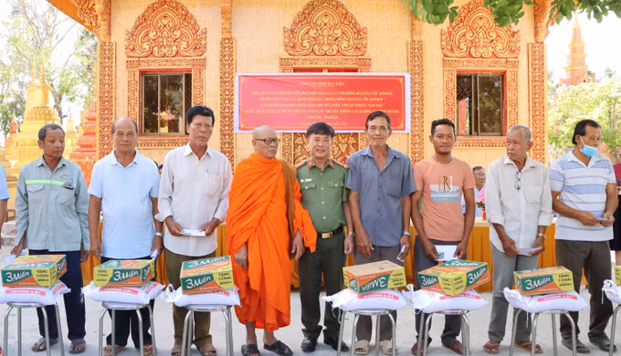 Bạc Liêu: Tặng quà cho đồng bào dân tộc Khmer nhân dịp Tết cổ truyền Chôl Chnăm Thmây 2023 ảnh 1