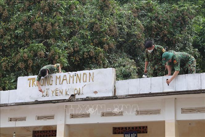 Các chiến sỹ đồn Biên phòng cửa khẩu Chi Ma (Lạng Sơn) sơn sửa cơ sở vật chất điểm trường Mầm non Bản Khoai tại xã Yên Khoái, huyện Lộc Bình, Ảnh: Quang Duy – TTXVN Nghĩa tình quân dân tô thắm vùng biên xứ Lạng ảnh 1