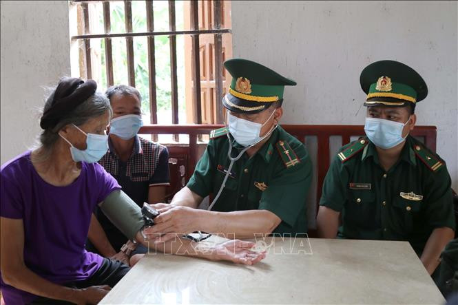 Quân y đồn Biên phòng Bình Nghi (Lạng Sơn) khám sức khỏe định kỳ cho người dân địa bàn xã biên giới. Ảnh: Quang Duy - TTXVN Nghĩa tình quân dân tô thắm vùng biên xứ Lạng ảnh 3