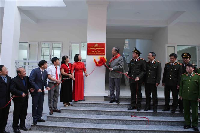 Đại tướng Tô Lâm, Ủy viên Bộ Chính trị, Bộ trưởng Bộ Công an cùng các biểu thực hiện nghi thức khánh thành và bàn giao công trình cho đơn vị trường. Ảnh: Quý Trung – TTXVN Bộ trưởng Bộ Công an Tô Lâm trao tặng nhà bán trú cho Trường tiểu học Pa Tần ảnh 3
