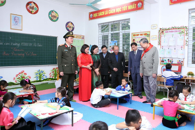 Đại tướng Tô Lâm, Ủy viên Bộ Chính trị, Bộ trưởng Bộ Công an cùng các biểu thăm phòng thư viện của trường. Ảnh: Quý Trung – TTXVN Bộ trưởng Bộ Công an Tô Lâm trao tặng nhà bán trú cho Trường tiểu học Pa Tần ảnh 1