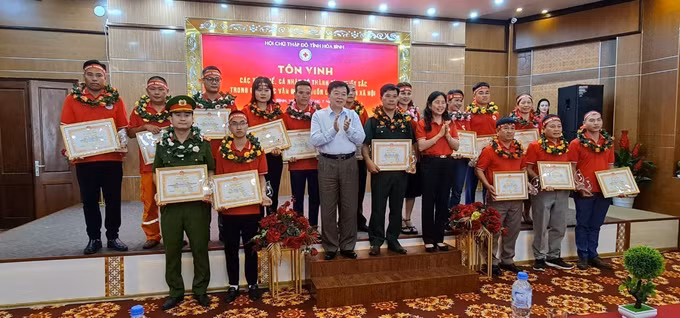 Chương trình "Hành trình đỏ" và tôn vinh người hiến máu tình nguyện tiêu biểu tại Hòa Bình ảnh 1
