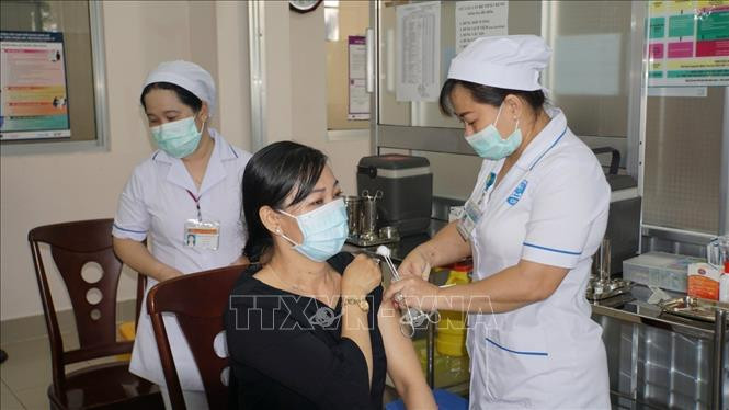 Lực lượng y tế tiêm vaccine đối tượng ưu tiên tại CDC Cần Thơ. Ảnh: Ánh Tuyết - TTXVN Sẵn sàng trợ giúp địa phương trên toàn quốc để đảm bảo an toàn tiêm chủng vaccine phòng COVID-19 ảnh 4