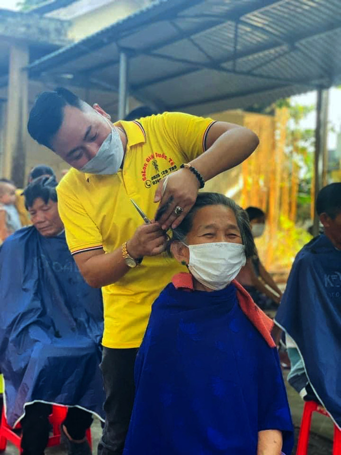 Anh Ngô Trọng Giáp cắt tỉa, căn chỉnh cẩn thận từng mái tóc cho bệnh nhân đang điều trị tại Bệnh viện Đa khoa huyện Triệu Phong. Ảnh: TTXVN phát Mang nụ cười đến với những bệnh nhân nghèo ảnh 2