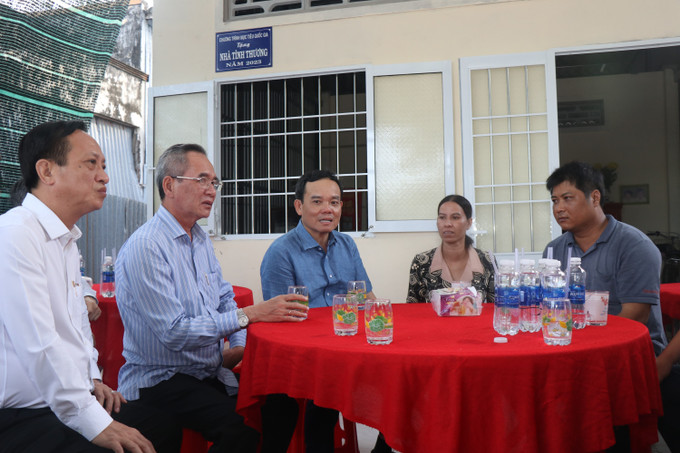 Phó Thủ tướng Chính phủ Trần Lưu Quang thăm hỏi, tặng quà hộ đồng bào Khmer nghèo ở thị trấn Hòa Bình, huyện Hòa Bình (tỉnh Bạc Liêu). Ảnh: Chanh Đa-TTXVN Phó Thủ tướng Trần Lưu Quang kiểm tra tình hình thực hiện ba Chương trình mục tiêu quốc gia tại Bạc Liêu ảnh 3