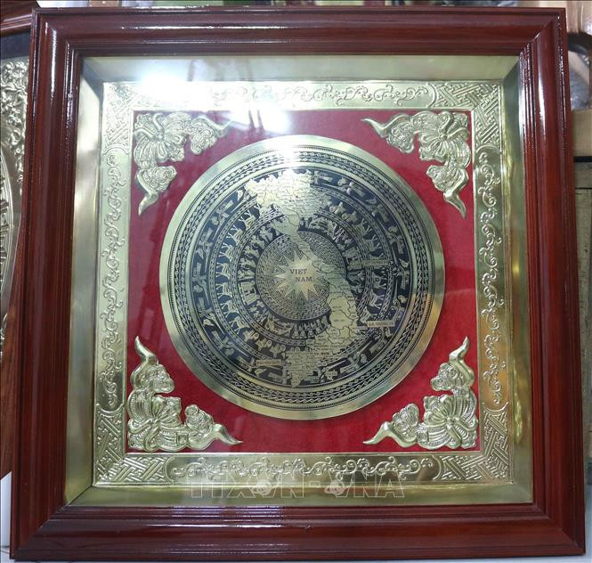 Mặt trống đồng Đại Bái của nghệ nhân Nguyễn Văn Đông được chọn tham gia vào chương trình mỗi xã phường thị trấn một sản phẩm. Ảnh: Thanh Thương – TTXVN Phát triển thương hiệu đồng Đại Bái ảnh 2