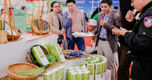 Sản phẩm ống hút rau, củ đạt chuẩn OCOP 5 sao của Hợp tác xã Nông nghiệp Sông Hồng đã có mặt ở nhiều quốc gia trên thế giới. Ảnh: phutho.gov.vn Phát huy thế mạnh kinh tế tập thể (Bài 1) ảnh 2