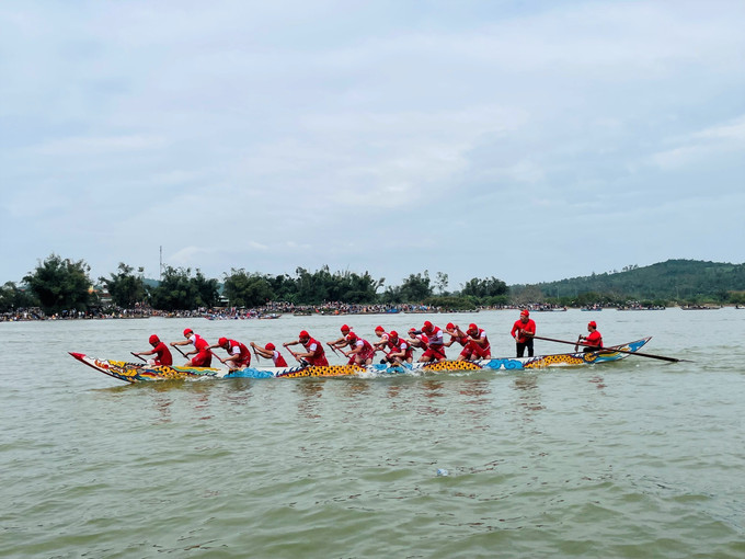 Lễ hội đua thuyền tại xã Tịnh Long, thành phố Quảng Ngãi. Ảnh: TTXVN phát Lễ hội đua thuyền truyền thống đầu năm mới: Nét đẹp văn hóa, gắn kết cộng đồng ảnh 2