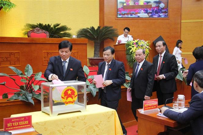 Bầu các chức danh Chủ tịch, Phó Chủ tịch HĐND tỉnh Hòa Bình. Ảnh: Thanh Hải - TTXVN Đồng chí Bùi Đức Hinh được bầu giữ chức Chủ tịch Hội đồng nhân dân tỉnh Hòa Bình ảnh 1