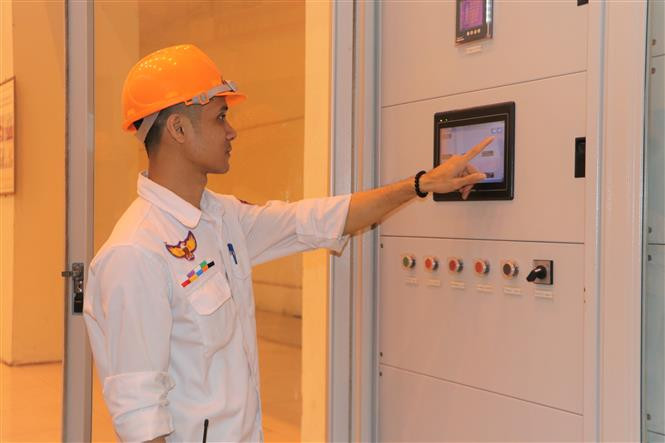 Công nhân Nhà máy Thủy điện Nậm Na 2 kiểm tra, giám sát số liệu vận hành của tổ máy. Ảnh: Việt Hoàng-TTXVN Lai Châu: Ứng dụng công nghệ hiện đại, đảm bảo an toàn hồ, đập thủy điện ảnh 3