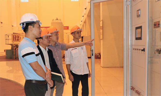 Ban Giám đốc Nhà máy Thủy điện Nậm Na 2 thường xuyên kiểm tra tủ điều khiển tổ máy. Ảnh: Việt Hoàng-TTXVN Lai Châu: Ứng dụng công nghệ hiện đại, đảm bảo an toàn hồ, đập thủy điện ảnh 4