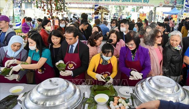 Các đại biểu tham quan, thưởng thức tại các gian hàng giới thiệu ẩm thực quốc tế. Ảnh: TTXVN/phát Liên hoan ẩm thực quốc tế lần thứ 8 ảnh 1