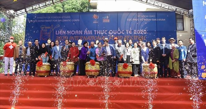 Các đại biểu khai mạc Liên hoan ẩm thực quốc tế lần thứ 8. Ảnh: TTXVN/phát Liên hoan ẩm thực quốc tế lần thứ 8 ảnh 3