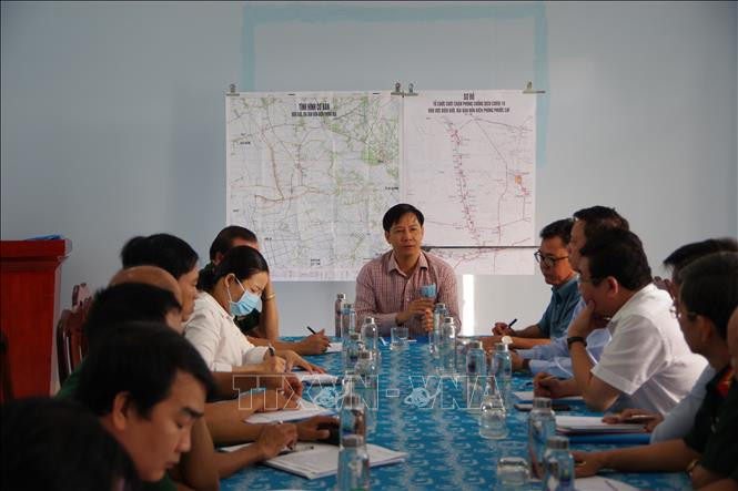 Bí thư Tỉnh ủy Tây Ninh làm việc với Ban chỉ đạo phòng chống dịch bệnh COVID - 19 Thị xã Trảng Bàng. Ảnh: Lê Đức Hoảnh - TTXVN Tây Ninh kiểm tra công tác phòng, chống dịch COVID-19 trên tuyến biên giới ảnh 2