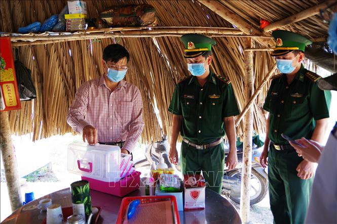 Ông Nguyễn Thành Tâm, Bí thư Tỉnh ủy Tây Ninh (bên trái) thăm, động viên cán bộ chiến sĩ tại chốt chống dịch trên tuyến biên giới. Ảnh: Lê Đức Hoảnh - TTXVN Tây Ninh kiểm tra công tác phòng, chống dịch COVID-19 trên tuyến biên giới ảnh 1