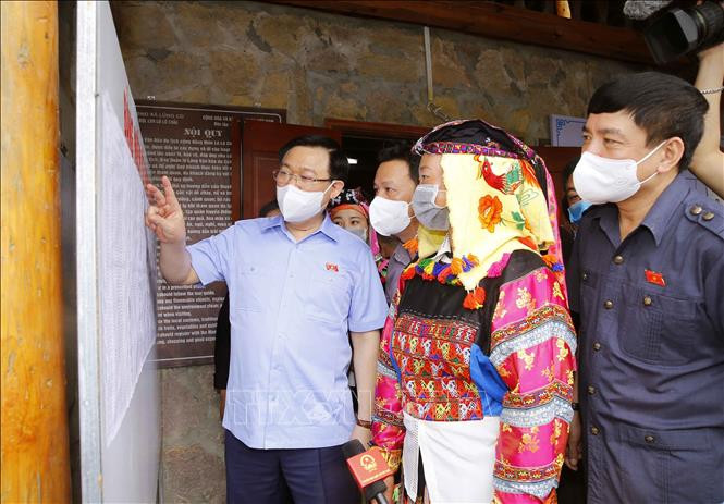 Chủ tịch Quốc hội Vương Đình Huệ và Đoàn giám sát, kiểm tra công tác bầu cử tại Khu vực bỏ phiếu số 4 gồm các thôn: Lô Lô Chải, Séo Lủng, xã Lũng Cú, huyện Đồng Văn, tỉnh Hà Giang. Ảnh: Doãn Tấn – TTXVN Chủ tịch Quốc hội Vương Đình Huệ: Ứng dụng công nghệ thông tin để tăng tương tác giữa người ứng cử với cử tri ảnh 5