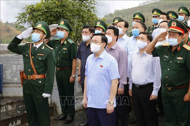 Chủ tịch Quốc hội Vương Đình Huệ và các đại biểu dự Lễ thượng cờ tại Cột cờ Quốc gia Lũng Cú. Ảnh: Doãn Tấn - TTXVN Chủ tịch Quốc hội Vương Đình Huệ: Ứng dụng công nghệ thông tin để tăng tương tác giữa người ứng cử với cử tri ảnh 1