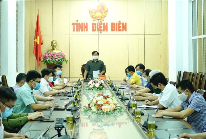 Quang cảnh cuộc họp. Ảnh: Xuân Tư - TTXVN Điện Biên họp khẩn về phòng, chống dịch COVID-19 ảnh 1
