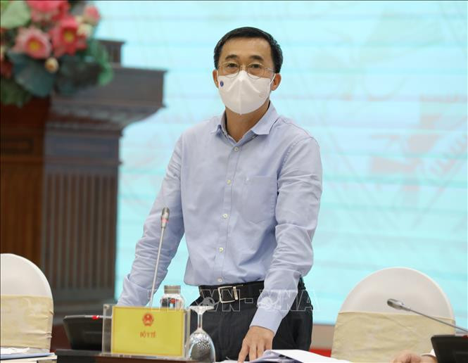 Thứ trưởng Bộ Y tế Trần Văn Thuấn trả lời câu hỏi của phóng viên. Ảnh: Văn Điệp - TTXVN Họp báo Chính phủ thường kỳ tháng 4: Áp dụng hộ chiếu vaccine - trên hết là an toàn cho người dân ảnh 1