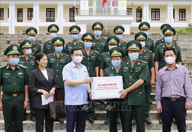 Chủ tịch Quốc hội Vương Đình Huệ tặng quà cán bộ, chiến sĩ Đồn Biên phòng Lũng Cú, huyện Đồng Văn. Ảnh: Doãn Tấn - TTXVN Chủ tịch Quốc hội Vương Đình Huệ: Ứng dụng công nghệ thông tin để tăng tương tác giữa người ứng cử với cử tri ảnh 6