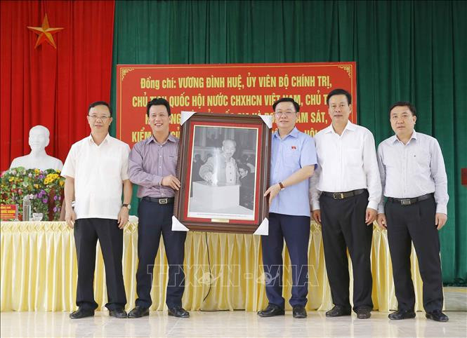 Chủ tịch Quốc hội Vương Đình Huệ tặng quà lưu niệm cho tỉnh Hà Giang. Ảnh: Doãn Tấn - TTXVN Chủ tịch Quốc hội Vương Đình Huệ: Ứng dụng công nghệ thông tin để tăng tương tác giữa người ứng cử với cử tri ảnh 2