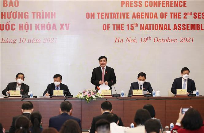 Tổng Thư ký, Chủ nhiệm Văn phòng Quốc hội Bùi Văn Cường chủ trì buổi họp báo. Ảnh: Trọng Đức - TTXVN Lùi thời điểm cải cách tiền lương vì các điều kiện cần và đủ chưa đáp ứng được ảnh 1