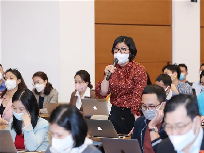 Phóng viên các cơ quan thông tấn, báo chí đặt câu hỏi tại buổi họp báo. Ảnh: Trọng Đức - TTXVN Lùi thời điểm cải cách tiền lương vì các điều kiện cần và đủ chưa đáp ứng được ảnh 2