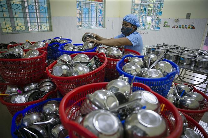 Chén bát của học sinh ăn bán trú luôn được rửa sạch sẽ, giữ khô ráo sau mỗi buổi ăn. Ảnh: Trọng Đạt - TTXVN Hòa Bình nâng cao chất lượng bữa ăn bán trú trong các nhà trường ảnh 7