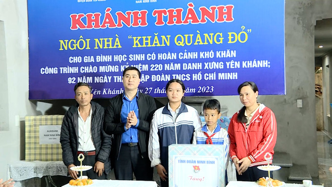 Lãnh đạo Tỉnh đoàn Ninh Bình tặng quà cho gia đình em Lã Hồng Quân, lớp 5C, trường Tiểu học xã Khánh Mậu, huyện Yên Khánh. Ảnh: nbtv.vn Ngôi nhà Khăn quàng đỏ - Ươm mầm ước mơ cho học sinh nghèo tỉnh Ninh Bình ảnh 2
