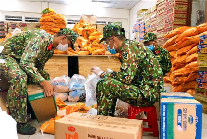 Các chiến sĩ bộ đội đi chợ giúp dân tại phường 1, quận Tân Bình. Ảnh: Xuân Khu-TTXVN Phát huy vai trò công tác dân vận trong phòng, chống dịch COVID-19 ảnh 4
