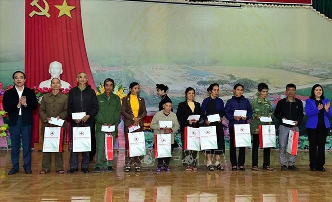 Trưởng Ban Dân vận Trung ương Bùi Thị Minh Hoài (ngoài cùng vên phải) và Bí thư Tỉnh ủy Tuyên Quang Chẩu Văn Lâm (ngoài cùng bên trái) tặng quà người có công với cách mạng, người dân tộc thiểu số có hoàn cảnh khó khăn của xã Xuân Quang, huyện Chiêm Hóa. Ảnh: Quang Cường – TTXVN Phát huy vai trò công tác dân vận trong phòng, chống dịch COVID-19 ảnh 5