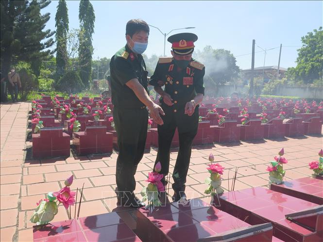Trung tướng Nguyễn Quốc Thước trước mộ các anh hùng, liệt sỹ từng là đồng đội chiến đấu trong chiến dịch Đăk Tô – Tân Cảnh. Ảnh: Dư Toán – TTXVN 50 năm chiến thắng Đăk Tô – Tân Cảnh (24/4/1972 – 24/4/2022): Nghệ thuật chiến tranh quyết định thắng lợi ảnh 4