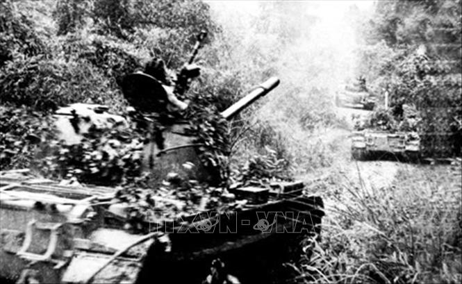 Xe tăng của Tiểu đoàn xe tăng 297 (Mặt trận Tây Nguyên) xuất kích trong trận Đắk Tô - Tân Cảnh (năm 1972). Ảnh: Tư liệu/TTXVN phát 50 năm chiến thắng Đăk Tô – Tân Cảnh (24/4/1972 – 24/4/2022): Nghệ thuật chiến tranh quyết định thắng lợi ảnh 3