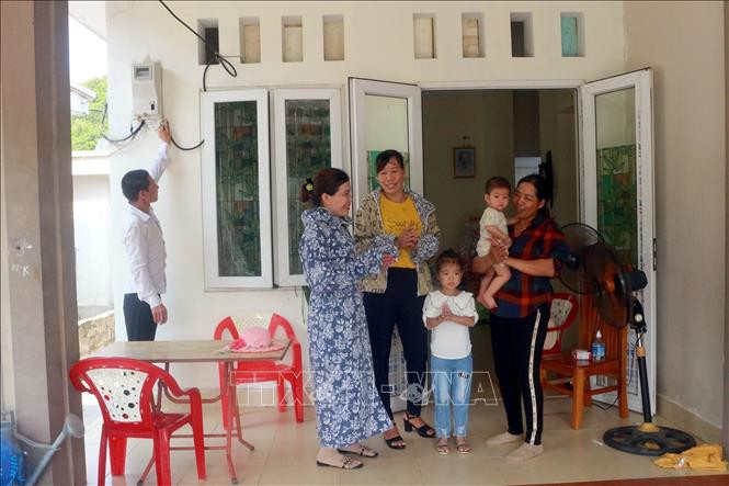 Người dân vui mừng khi điện lưới quốc gia về đến đảo. Ảnh: Bùi Đức Hiếu - TTXVN Sức sống mới trên đảo Trần ảnh 3