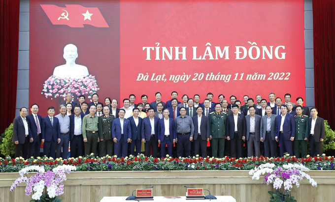 Thủ tướng Phạm Minh Chính với lãnh đạo tỉnh Lâm Đồng. Ảnh: Dương Giang-TTXVN Thủ tướng Phạm Minh Chính: Đưa Lâm Đồng trở thành động lực tăng trưởng của Tây Nguyên và cả nước ảnh 2