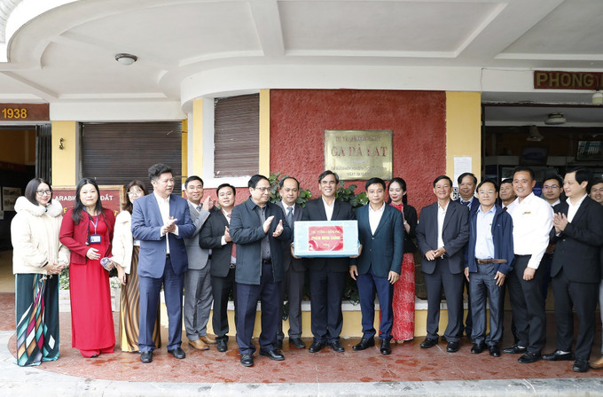 Thủ tướng Phạm Minh Chính tặng quà cho ban quản lý Di tích Lịch sử - Văn hoá Quốc gia Ga Đà Lạt. Ảnh: Dương Giang-TTXVN Thủ tướng Phạm Minh Chính: Đưa Lâm Đồng trở thành động lực tăng trưởng của Tây Nguyên và cả nước ảnh 6